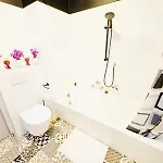 Bright With Outdoor Balcony *