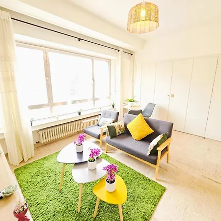 Bright With Outdoor Balcony Apartmán