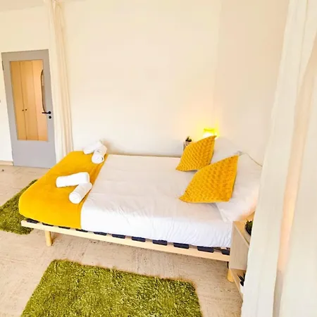 Bright With Outdoor Balcony Apartmán *