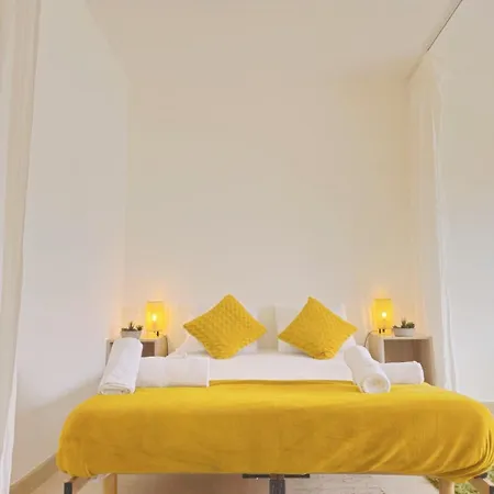 Bright With Outdoor Balcony Apartmán