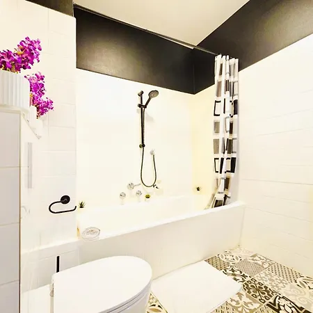 Apartment Bright With Outdoor Balcony