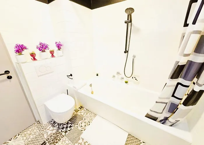 Bright With Outdoor Balcony *